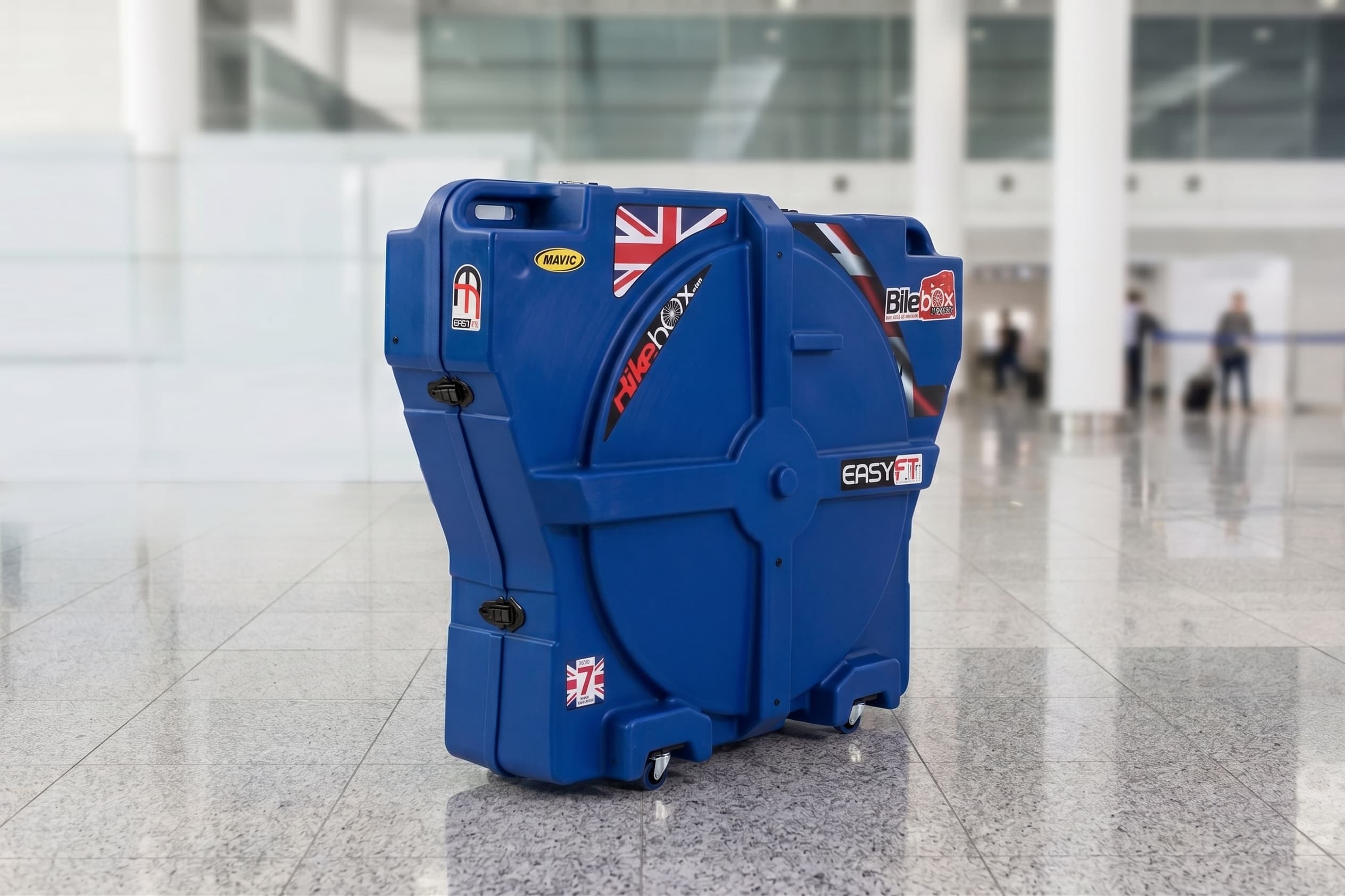 Bike Box Alan Triathlon Aero Easyfit in an airport terminal
